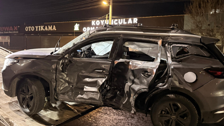 Afyonkarahisarda tır ile otomobilin çarpıştığı kazada 1 ölü, 6 yaralı