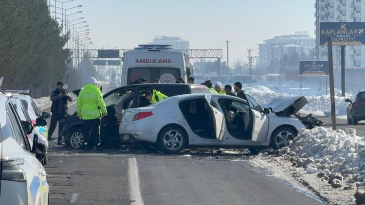 Diyarbakırda kaza: 12 yaralı