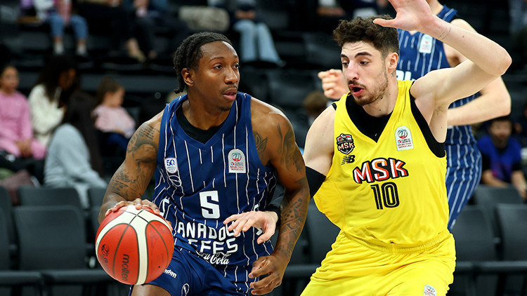 Anadolu Efes evinde kazandı