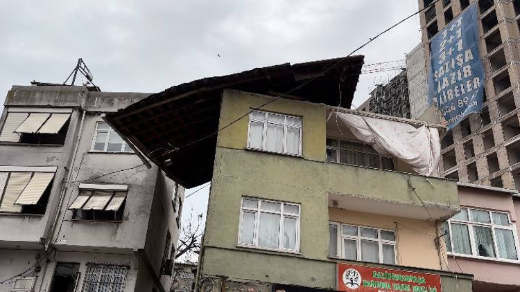 İstanbulda lodos: Binanın çatısı uçtu, beton parçaları otomobilin üzerine düştü