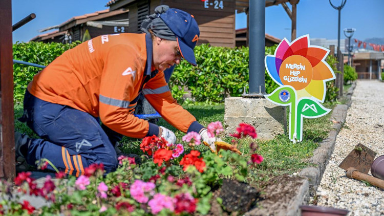 Mersin’de yeşil alanlar iklim dostu uygulamalarla süsleniyor