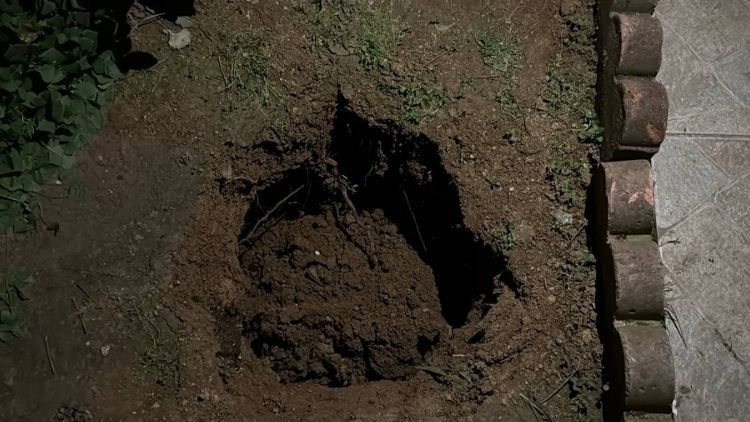 Girişinde çukur oluşan 5 katlı binada yaşayanlar tahliye edildi