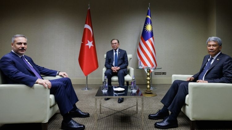 Dışişleri Bakanı Hakan Fidan, Malezya Başbakanı İbrahim ve mevkidaşı ile görüştü
