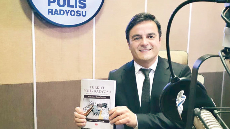 Telsizden mikrofona... Polis Radyosu Telsizden mikrofona... Polis Radyosu