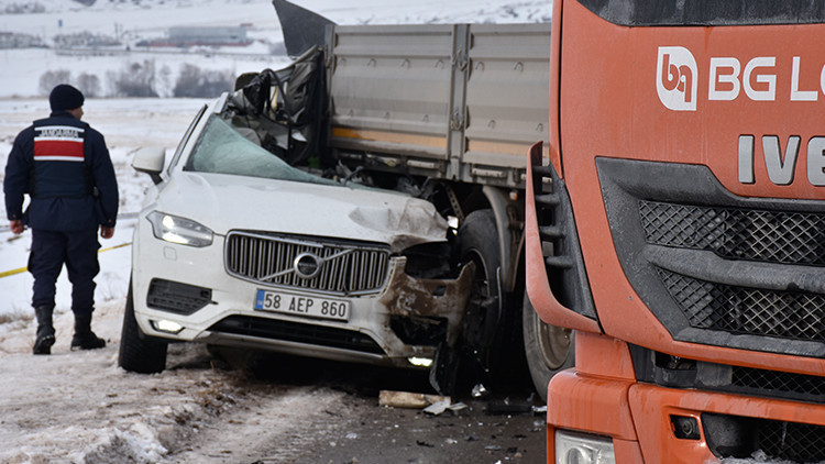 Sivasta feci kaza: 1 kişi öldü, 2 kişi yaralandı
