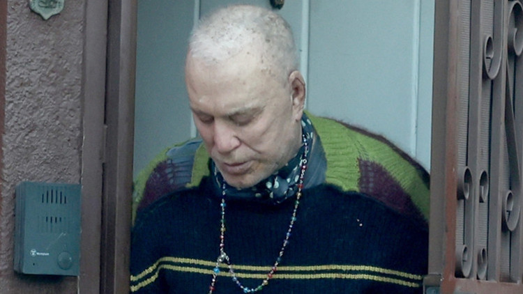 Şöhret kuyusunun karanlığı onu da yuttu... Hem parası gitti hem yakışıklılığı... Alay etmesinler diye peruk takıyormuş