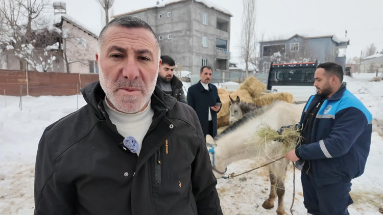 Sokağa terkedilen hayvanlara sahip çıkan besiciye yem desteği