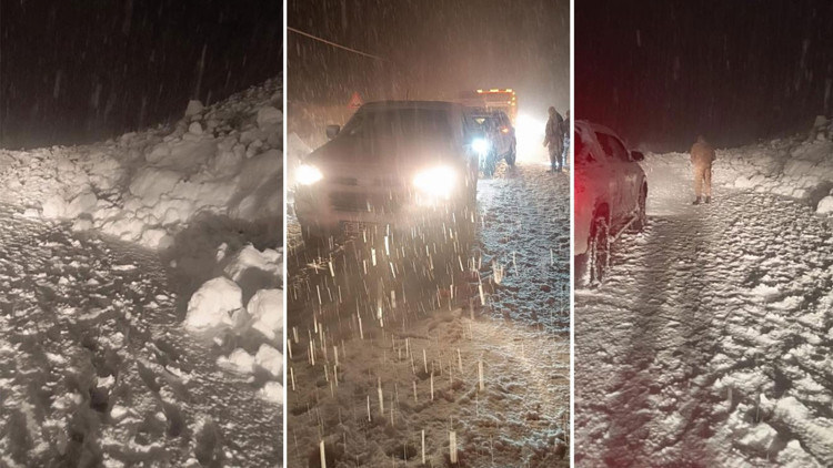 Hakkaride çığ düştü: Çok sayıda araç yolda mahsur kaldı
