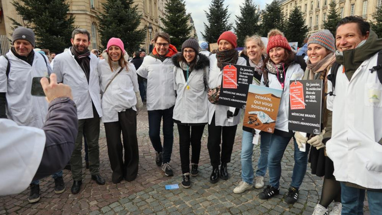 Fransada doktorlar sokağa döküldü 10 günlük grev devam ediyor