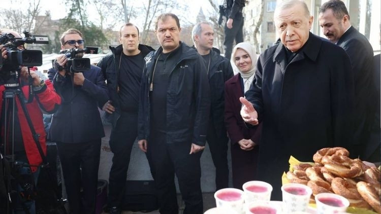 Cumhurbaşkanı Erdoğan’dan gazetecilere çay-simitli kutlama
