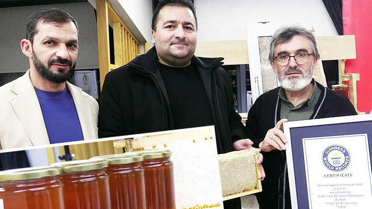 İş adamı tarafından satın alındı Kilosu tam 11 bin 118 avro | Bu yöredeki bal Guinness Rekorlar Kitabına girdi