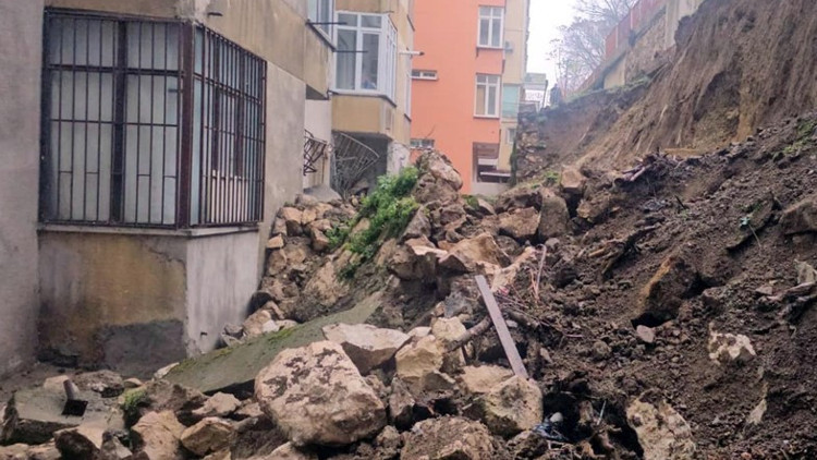 İstinat duvarı çöktü, 2 bloklu bina tahliye edildi