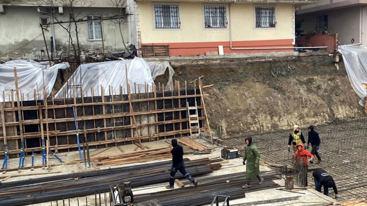 İnşaat temelinin yanındaki 3 binanın bahçesinde toprak kayması; 25 kişi tahliye edildi