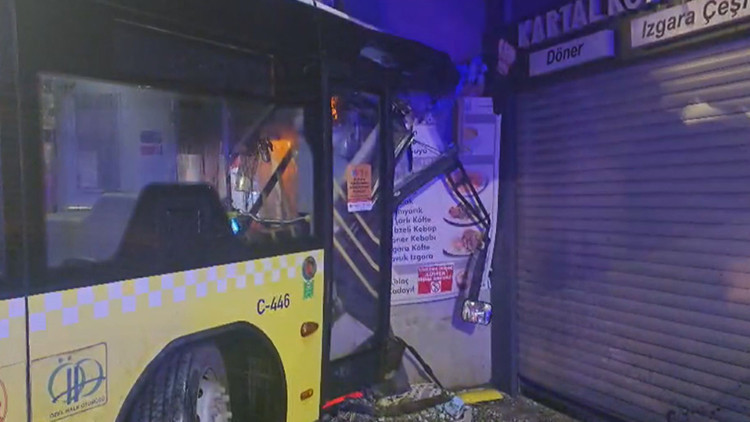 İETT otobüsü binaya çarptı: 6 yaralı İETT otobüsü binaya çarptı: 6 yaralı