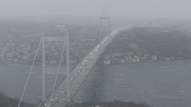 İstanbul- Fatih Sultan Mehmet Köprüsünde kar yağışı havadan görüntülendi