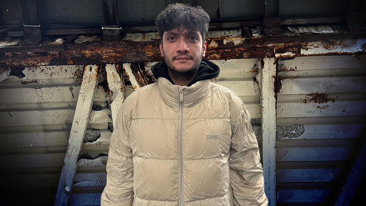 Otomobile paslı üst geçitten demir parçası düştü Zararın karşılanmasını isteyen genç İBBden gelen cevapla dumura uğradı