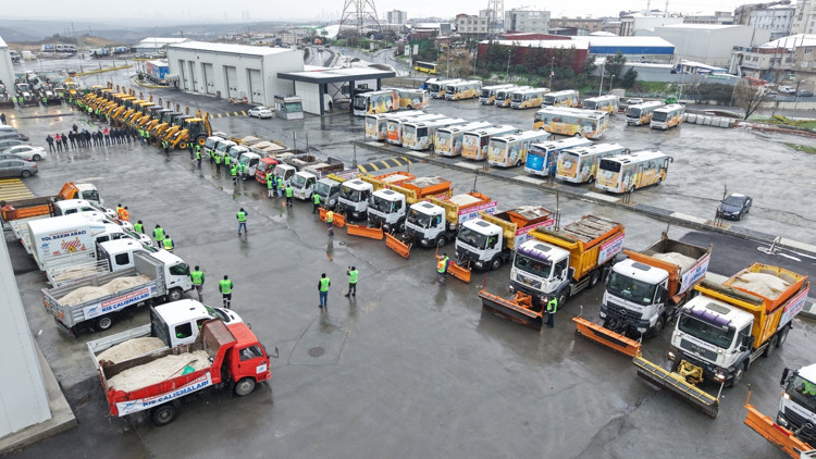 Sultangazide kar ve buzlanmaya karşı çalışmalar sürüyor