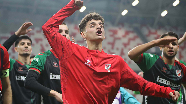 Fenerbahçe, Trabzonspor ve Acun Ilıcalı istiyordu Adem Yeşilyurtun transferi iptal oldu Fenerbahçe, Trabzonspor ve Acun Ilıcalı istiyordu Adem Yeşilyurtun transferi iptal oldu