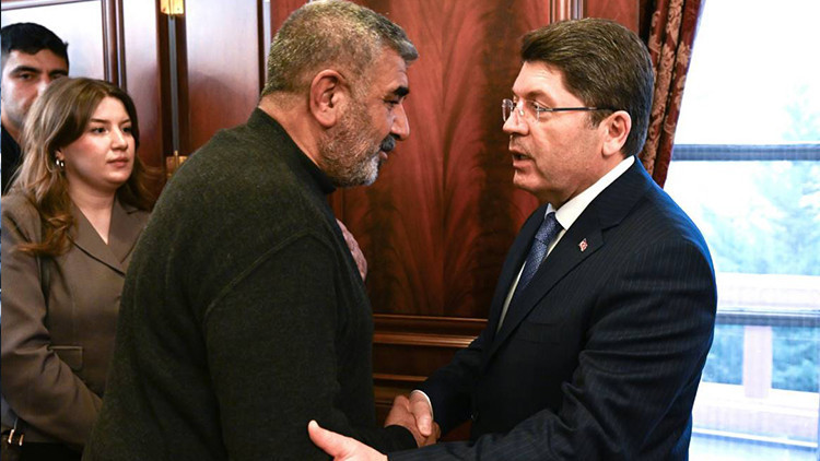 Bakan Yılmaz Tunç, Rojin Kabaişin ailesi ile bir araya geldi