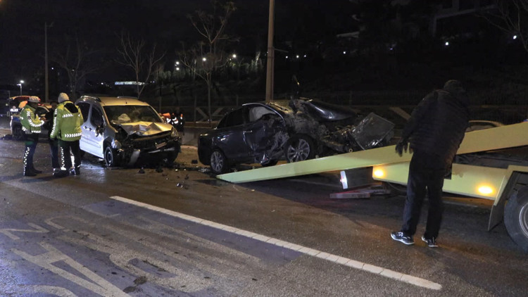 İstanbul - Kadıköyde hafriyat kamyonuna çarpan otomobilin sürücüsü ağır yaralandı