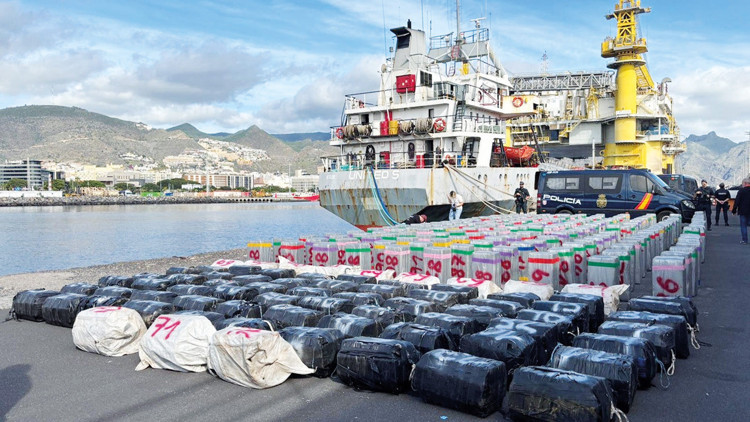 İspanya polisinden rekor operasyon... Gemide 10 ton kokain ele geçirildi İspanya polisinden rekor operasyon... Gemide 10 ton kokain ele geçirildi