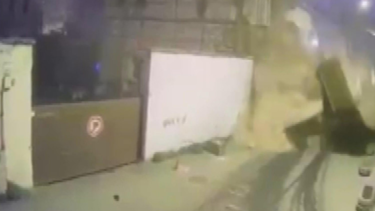 İstanbul - Beyoğlu’nda metruk binanın duvarı çöktü; o anlar kamerada