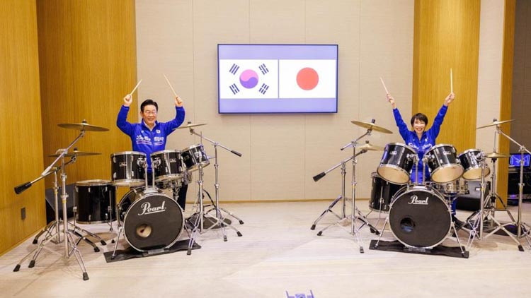 Diplomasi dünyasında renkli anlar: Liderlerden müzik şöleni Diplomasi dünyasında renkli anlar: Liderlerden müzik şöleni