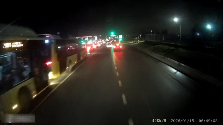 İstanbul - Başakşehirde 3 İETT otobüsü çarpıştı; yaralılar var -1