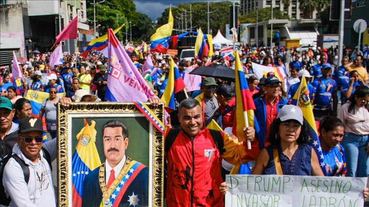Venezuelada binlerce kişiden Maduroya destek Venezuelada binlerce kişiden Maduroya destek