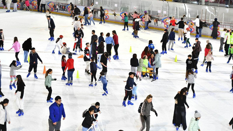 Bornovada buz pisti yarıyıl tatilinde öğrencilere ücretsiz