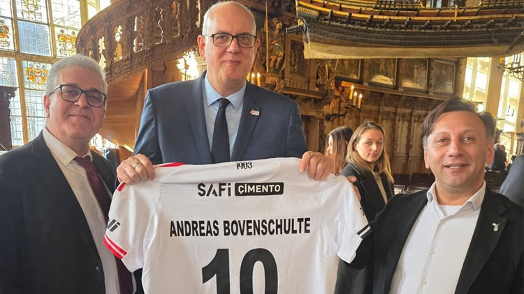 Bremen belediye başkanına Beşiktaş forması sürprizi