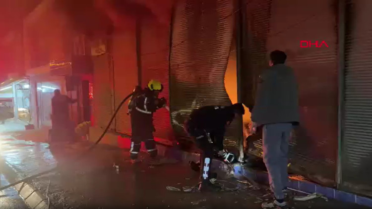 Depoda çıkan yangın apartmana sıçradı: 2 kişi dumandan etkilendi Depoda çıkan yangın apartmana sıçradı: 2 kişi dumandan etkilendi