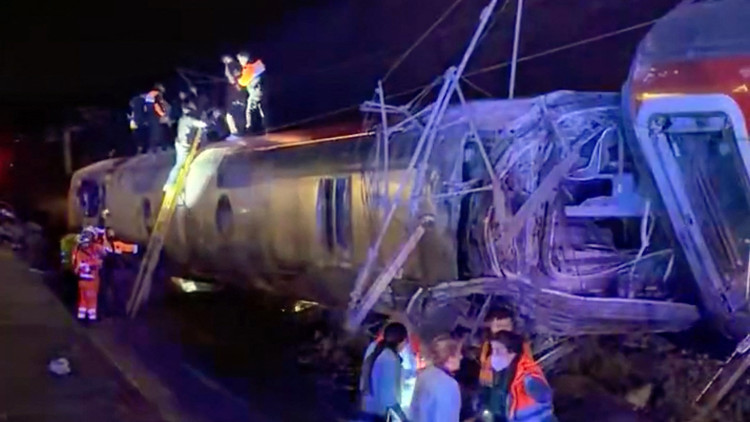 İspanyada facia İki hızlı tren raydan çıktı: Çok sayıda can kaybı