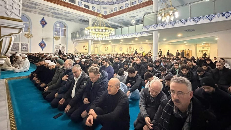 Sabah namazında gençler Brühl doldurdu