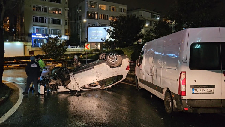 İstanbul - Beşiktaş’ta minibüse çarpan otomobil takla atarak caddeye uçtu; 2 yaralı