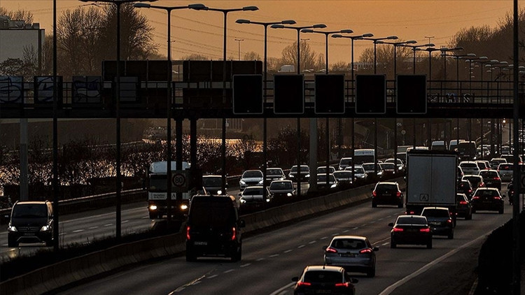 Almanyada grev: Otoyol ve ana yollarda ulaşım aksayacak