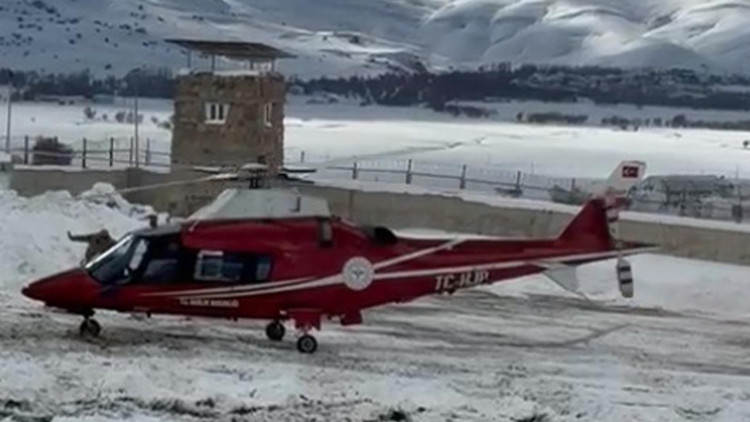 Ambulans helikopter 1 günlük bebek için havalandı Ambulans helikopter 1 günlük bebek için havalandı