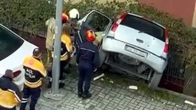 İstanbul - Avcılarda binanın boşluğuna düşen otomobilin sürücüsü yaralandı