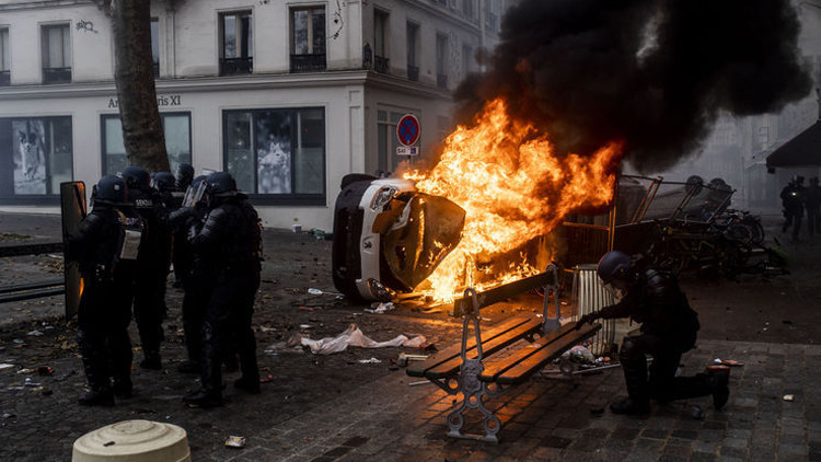 Almanyada YPG/SDG yandaşları taşkınlık çıkardı: Polise, kamu malına ve iş yerlerine saldırdılar