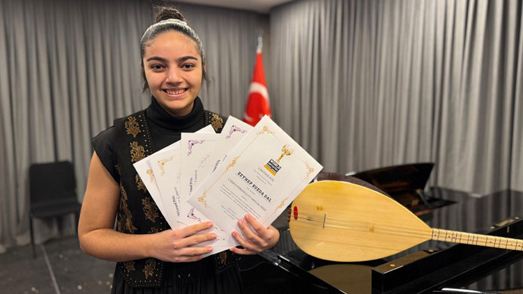 Liseli Zeynep Haydar Haydar türküsü ile 9 ödül kazandı