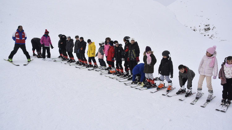 Bitlis’te öğrencilere kayak eğitimi