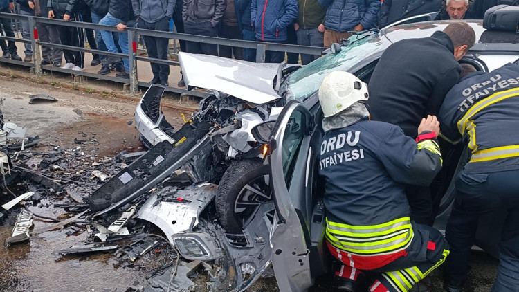 Ordu’da otomobiller çarpıştı; 2si çocuk, 5 yaralı