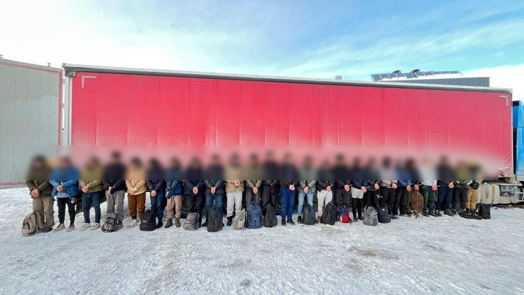 TIRın dorsesinde 25 kaçak göçmen yakalandı