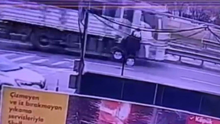 Kamyonun çarptığı yaya öldü; kaza kamerada