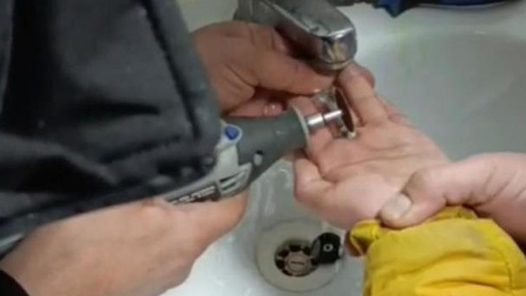 Parmağı metal paraya sıkışan çocuğu itfaiye kurtardı