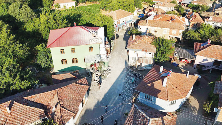 Sındırgı yine beşik gibi: Art arda depremler ne anlama geliyor