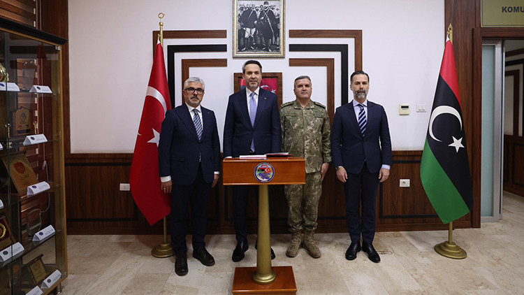 Bakan Bayraktardan Trablusta Libya Görev Grubu Komutanlığına ziyaret
