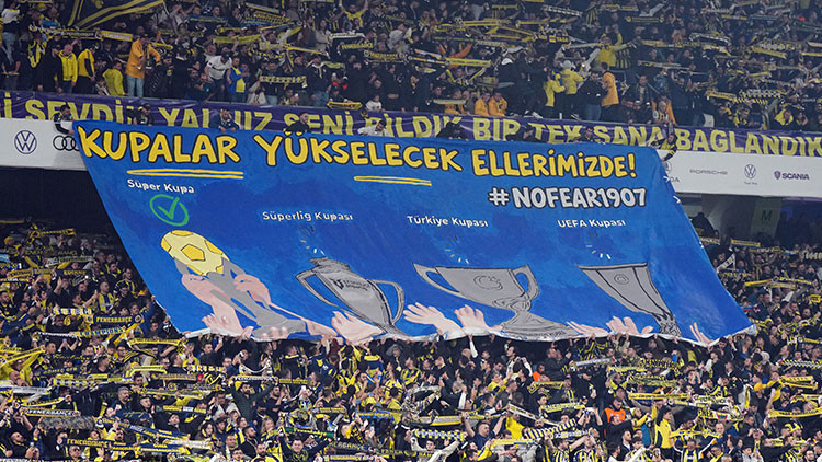 Fenerbahçe tribünlerinden ‘Şampiyonluk’ mesajı