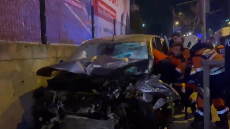 İstanbul - Ümraniyede hafif ticari araç ile otomobil çarpıştı: 3 yaralı
