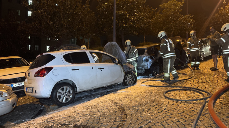 İstanbul - Beşiktaşta park halindeki 4 otomobil alev alev yandı